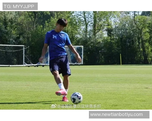 中国犀旺队在法国欧塞尔足球训练基地隆重举行升国旗仪式展现爱国情怀