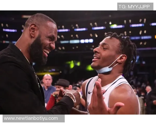 詹姆斯与儿子布朗尼打高尔夫分享珍贵亲子时光感悟人生乐趣 詹姆斯与儿子布朗尼打高尔夫分享珍贵亲子时光感悟人生乐趣